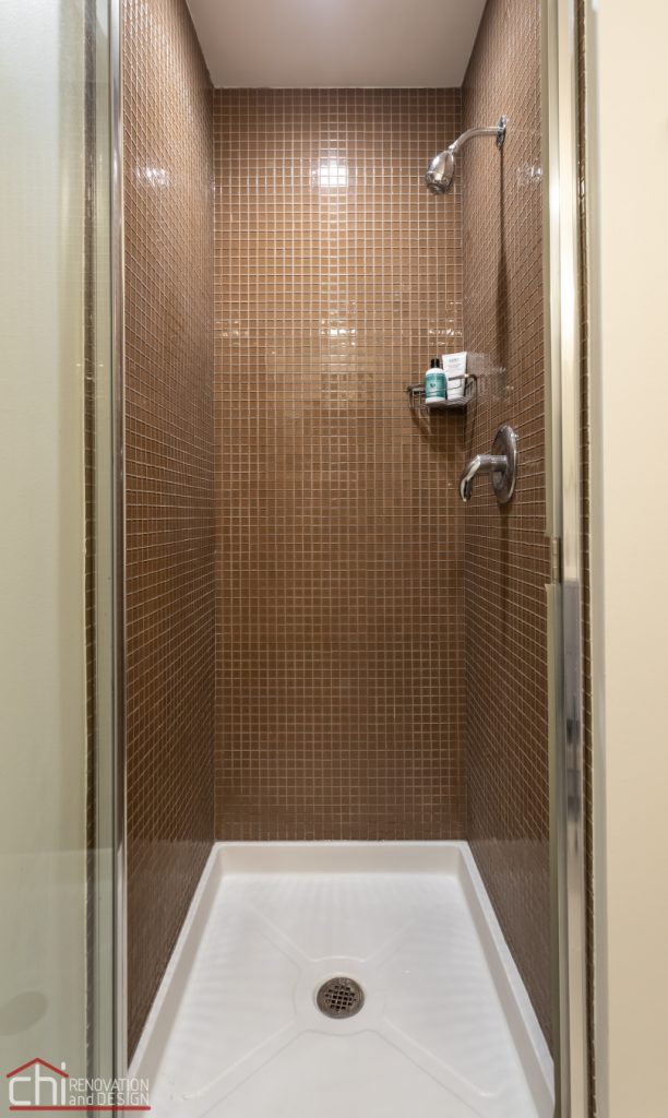 CHI | Bath with brown walls